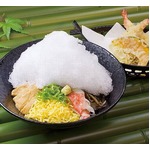 そばの上に氷ドバッ「かき氷そば・うどん」