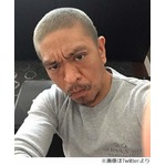 松本人志が髮染めイメチェン、「白髪腹立つ」と自撮り写真を公開。