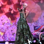 マイリーが遅刻マライア茶化す、式典大幅遅れ「始まらないかと思った」。