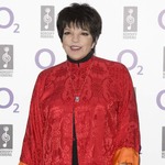 ライザ・ミネリが転倒し腰骨折、自宅で興奮した愛犬に飛びつかれる。