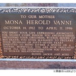 母の墓石に刻まれた悲しすぎるメッセージ