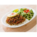 ほっともっとに今年もガパオ、別添の辛味ナンプラーでより刺激的に。