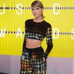 テイラー・スウィフトの熱狂的なファン逮捕、近付こうとステージ上に。