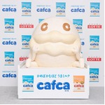 「巨大カフカくん」ギネス認定、大きなキャンディの塊を削って制作。