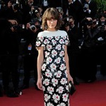 ミラ・ジョヴォヴィッチが改名、名字の組み合わせの順番を変える。