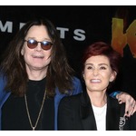 オジー・オズボーン、生放送で妻にサプライズ