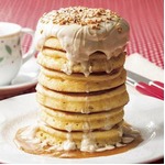 デニーズがタワーパンケーキ、厚みがあるふっくら生地を6段重ねに。