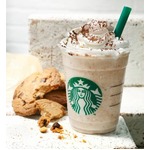 クッキーまるごとの大胆フラペ、ザクザク食感の日本限定メニュー。