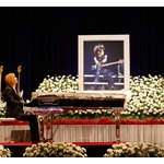 YOSHIKIが涙こらえ追悼、HEATHさんに「ENDLESS RAIN」捧げる