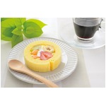 果物たっぷりプレミアムロール、苺・キウイ・バナナ・黄桃をトッピング。