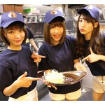 夢アド、ゴーゴーカレー店頭でカレー配膳