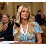 パリス・ヒルトン、学校の経験で「残りの人生ずっと苦しむことに」議会でPTSD語る