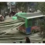 大量の竹がバスのリアガラス突き破る