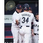 吉田を迎える井端監督　野球