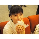 芳根京子の食べっぷりに絶賛、ブログで「食べているシリーズ」公開。