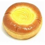 卵4倍のプチ贅沢クリームパン、しっとり生地感とコクのある風味。