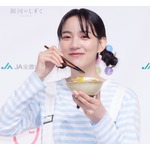 &ldquo;お腹ペコペコ&rdquo;のん、炊き立てご飯を口いっぱいに頬張り満面の笑み