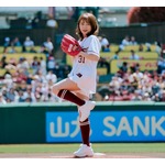 「ノーバン決めたい」宣言の秋元真夏、ショーパン＆ユニ姿で始球式