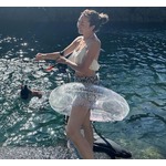 新山千春&ldquo;東京都の島&rdquo;へ母娘旅、浮き輪で大はしゃぎ