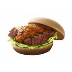 モスが辛味噌チキンバーガー、ちぎったキャベツ挟みザクッとした食感。