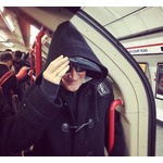 地下鉄で移動するロッド・スチュワート