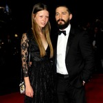 シャイア・ラブーフが破局か、恋人ではない&ldquo;謎の女性&rdquo;と手を繋ぐ姿。