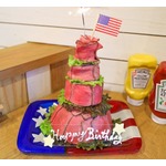 高さ約30cmの「肉ケーキマウンテン」