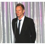 パリ89人死亡の劇場再開、初日はスティング登壇