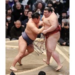 熱海富士を下す豊昇龍