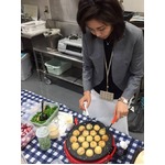 松嶋菜々子のレアたこ焼き写真、連ドラ撮影現場でアツアツを振る舞う。