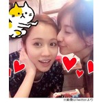 あっちゃんにみな実がチュッ、「実は実はとっても仲良し」ツーショット。