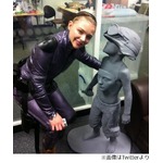 カンバーバッチが「キック・アス」登場の少年兵士彫像レプリカを購入。