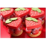 キュートな&ldquo;ハート&rdquo;苺タルト、パティシエの遊び心あふれるデザイン。