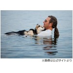 大反響の&ldquo;愛犬と湖&rdquo;の犬死ぬ、飼い主男性の報告に追悼の声が殺到。