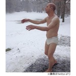 雪上に佇む&ldquo;パンツ一丁の男&rdquo;、不気味すぎる芸術作品に批判殺到。