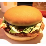 5年ぶり復活、新旧「マックポーク」食べ比べ