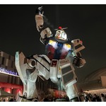 万博の&ldquo;実物大ガンダム像&rdquo;が跪いた理由「大屋根リングのせい」に驚きの声