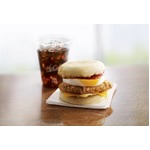 朝マックに新マフィンメニュー、レギュラーの「チキンエッグマフィン」。