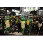 渋谷駅前に&ldquo;カメの大群&rdquo;出没、100人のタートルズが交差点横断で騒然。