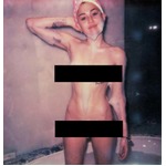 裸のマイリーに恋人母が不快感、雑誌掲載のヌード写真に「うんざり」。