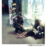 心優しき警官の一枚に大反響、裸足のホームレスに靴をプレゼント。
