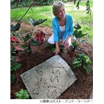 50年刻まれた愛のアスファルト、亡き夫が12歳のときに2人の名前記す。