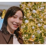 のんニッコリ笑顔、輝くクリスマスツリーと「11月のメリークリスマス」