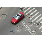 【写真】マンホール密集で道路ボコボコ、市民や車は通行に難儀。