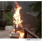 立ち上る炎を掃除機で消した、本体に引火も淡々とすべらせ消火に成功。