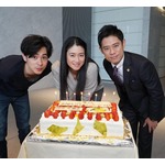 小雪、伊藤淳史らとバースデー3ショット
