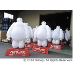 ベイマックス300体が日本上陸、&ldquo;フワぷに&rdquo;ボディが全国の映画館へ。