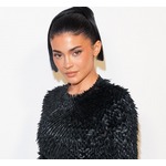 カイリー・ジェンナー&ldquo;豊胸手術&rdquo;語る、過去に「いじらなければよかった」と後悔も