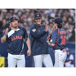 ナインを迎える大谷と鈴木　野球
