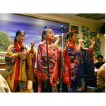 家族で歌う具志堅ファミリー、具志堅用高は「親戚かと言われると&hellip;」。